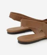 Zapatilla slingback Satinato confeccionada en cuero color bordó, con diseño destalonado, punta fina y tacón bajo.