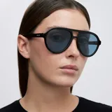 Lentes de sol estilo aviador con montura de acetato negro y doble puente. Presentan lentes polarizadas en color azul con protección UV400.