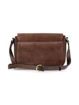 Cartera tipo bandolera de cuero gamuzado en color marrón chocolate. Presenta una solapa frontal con cierre de hebilla decorativa y broche a presión, correa ajustable y herrajes metálicos dorados.