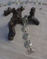 Pulsera de eslabones circulares con diseño orgánico y textura irregular, elaborada artesanalmente en metal con acabado dorado.