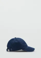 Gorro de béisbol azul de jean con hebilla metálica ajustable en la parte trasera.
