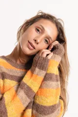 Buzo tejido de calce relajado con diseño de rayas horizontales en tonos marrón, crema y celeste. Presenta cuello redondo, mangas largas y terminaciones acanaladas en puños y cintura.