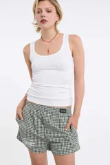 Short verde a cuadros blancos con cintura elastizada y bolsillos laterales.