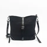 Cartera de hombro color negro, confeccionada en material tipo gamuza, con correa ajustable y detalles de tachas metálicas en las esquinas inferiores. Presenta una tira vertical central con hebilla decorativa y tiras laterales colgantes.