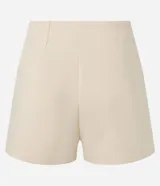 Mono corto color crema, con cuello halter y corte sastrero.