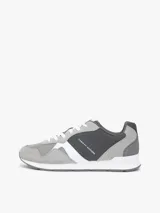 Zapatillas tipo runner de Tommy Hilfiger en tonos gris y gris oscuro, con detalles en blanco. Confeccionadas en una mezcla de cuero y textil, cuentan con pasadores blancos, suela de goma blanca y diseño lateral característico de la marca.