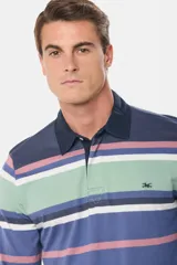 Remera tipo polo de rugby a rayas, confeccionada en tela de jersey con cuello en gabardina lavada y puños en rib. Presenta botones personalizados y bordado en el pecho.