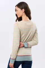 Buzo tejido a rayas de algodón, con cuello redondo y mangas largas. Las franjas combinan tonos beige, celeste y detalles en bordo.