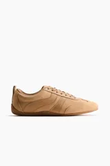 Calzado deportivo con cordones y trabilla atrás, de color tostado, confeccionado con acabado de gamuza.