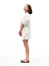 Short de lino color negro, con cintura elástica y bolsillos laterales, de diseño holgado y cómodo.