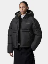 Campera puffer Carhartt modelo Toronto, color negro, con capucha, cierre frontal y logo bordado en el pecho.