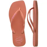 Ojotas Havaianas modelo Slim Square con puntera cuadrada, color azul claro, con tiras finas y logo de la marca en relieve.