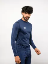 Remera térmica de manga larga Umbro, color azul marino, con cuello redondo y logo de la marca estampado en el pecho.