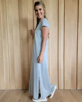 Vestido largo gris con cuello en V, mangas cortas, bolsillo en el pecho y aberturas laterales.