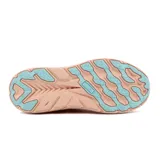 Championes deportivos Diadora modelo Proton para mujer, color salmón/rosado con detalles en celeste. Presentan una suela gruesa y texturizada, y un diseño de malla transpirable con líneas superpuestas.