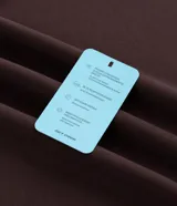 Remera deportiva de cuello redondo y manga corta, confeccionada con tecnología Dry para mayor transpirabilidad y control de la humedad. Presenta un diseño minimalista y funcional, ideal para actividades físicas.