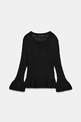 Jersey de punto color negro con cuello redondo y mangas largas terminadas en volantes acampanados.