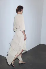 Jersey de punto con cuello redondo y mangas largas amplias, de diseño holgado y tejido ligero.