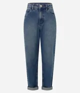 Pantalón mom jeans de tiro alto con lavado dirty que le otorga un aspecto envejecido. Cuenta con cierre de botón y cremallera, trabillas en la cintura y bolsillos funcionales en el frente y la espalda.