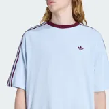 Remera Adidas Britcore Ringer de corte holgado, color celeste con detalles en bordó en el cuello redondo y las clásicas tres tiras en las mangas. Cuenta con el logo del Trifolio bordado en el pecho.