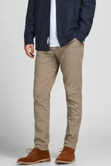 Pantalón chino color beige con cierre de cremallera.