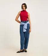 Blusa de punto acanalado color blanco, sin mangas y con cuello alto, de corte ajustado al cuerpo.
