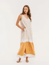 Vestido largo color blanco con franjas horizontales en amarillo y beige, de lino, con escote en V y bolsillos laterales.