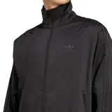 Campera deportiva Adidas Adicolor Classics Firebird color negro, con cierre frontal, cuello alto, bolsillos laterales con cierre y las tres tiras características de la marca en las mangas.