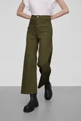 Pantalón de jean negro, de corte ancho y tiro alto, con ruedo deshilachado.