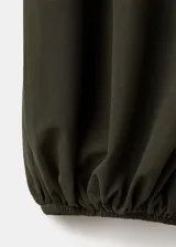 Pantalón balloon verde militar de tiro medio, con cintura elástica ajustable y bajos fruncidos con goma elástica.