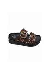 Sandalias de plataforma color negro con dos tiras anchas ajustables mediante hebillas metálicas plateadas. Las tiras y los laterales de la suela están decorados con tachas metálicas plateadas.
