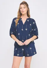 Short azul marino de tiro alto con bordado tropical de palmeras en tono beige, bolsillos laterales y cintura elastizada.