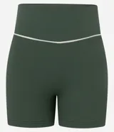 Bermuda deportiva de microfibra acanalada color verde militar, corte ajustado y cintura alta con friso contrastante blanco.