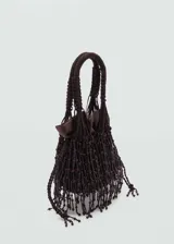 Bolso de mano marrón con cuentas y forro de satén. Tiene asa corta trenzada y bolsa interior.