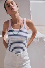 Musculosa de punto rib color blanco, con escote redondo y diseño ajustado.