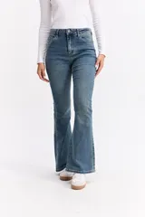 Jean de corte oxford con tiro alto, ajustado hasta la rodilla y con apertura amplia en el bajo. Confeccionado en denim negro con cierre frontal de botón y cremallera.