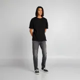 Pantalón de jean gris de corte slim fit con cinco bolsillos.