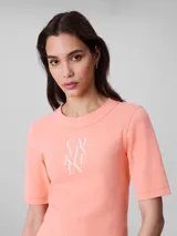 Remera de algodón canalé con cuello redondo y mangas cortas. Presenta un diseño ajustado al cuerpo con el logotipo de la marca estampado en el centro del pecho.