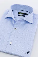 Camisa de vestir celeste a rayas verticales blancas, corte slim fit, con cuello italiano y logo de pájaro bordado en el lateral inferior.