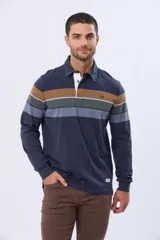 Remera polo de manga larga con diseño de rayas horizontales en tonos azul marino, marrón y gris. Presenta cuello camisero con cierre de botones y puños elásticos en las mangas.