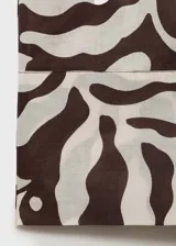 Pantalon de corte recto y tiro medio, con cintura elástica y cordón ajustable. Presenta un estampado abstracto de hojas en tonos marrones y crema, y cuenta con dos bolsillos laterales.