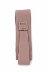 Cinturón ancho de tela color rosado, con hebilla cuadrada forrada del mismo material.