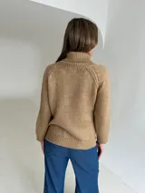 Polera de punto color camel con cuello semi volcado. Presenta un diseño con tejido de ochos en el frente y mangas y espalda lisas.