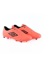 Championes de fútbol Umbro modelo Clasic II HG, color azul marino con suela y tapones en color naranja. Presenta el logo de la marca en blanco en el lateral y cierre con cordones.