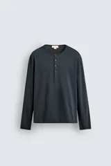 Camiseta de manga larga con cuello panadero y cierre frontal de botonadura, de corte relajado.