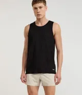 Bermuda de running para hombre, color beige claro, confeccionada en microfibra tecnológica. Presenta cintura elástica con cordón ajustable y bolsillos funcionales.