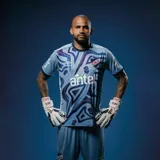 Camiseta de fútbol Umbro del Club Nacional de Football, modelo de golero oficial. Diseño celeste con detalles geométricos en azul marino y blanco. Incluye logo de Umbro, escudo del club y sponsor Antel en el frente.