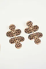 Set de collar y aros dorados con dije de flor con estampado animal print. El collar es tipo choker y los aros son colgantes.