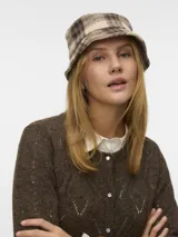 Gorro tipo bucket color marrón y beige con patrón de cuadros, confeccionado en tejido estructurado.