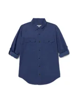 Camisa de manga larga Caterpillar de color azul, confeccionada en mezcla de tencel y algodón. Cuenta con cuello clásico, cierre frontal de botones, dos bolsillos en el pecho con solapa y botones, y diseño con mangas convertibles tipo roll-tab.